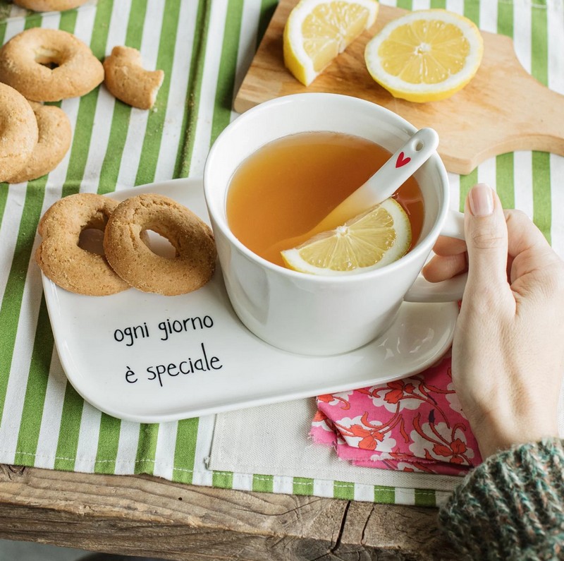 Piatto per tazza da colazione in ceramica bianca con cuoricino e scritta “Ogni giorno è speciale”